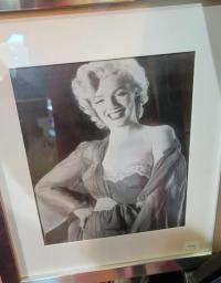 Marilyn hand on hips picture 